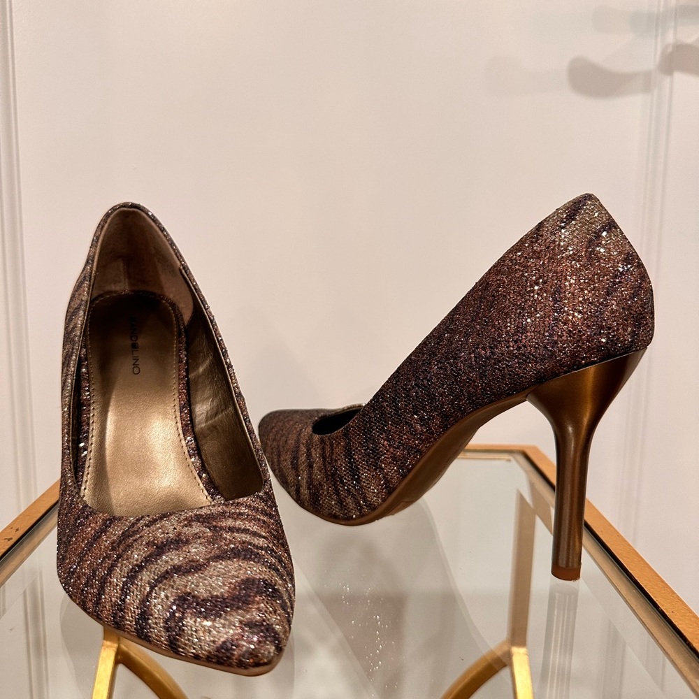 Bandolino size 9 gold and purple tiger print pump